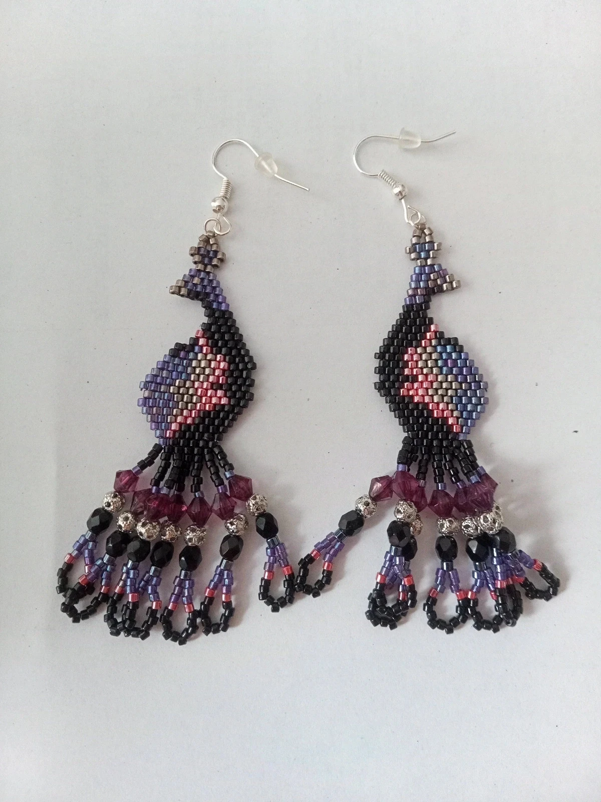 boucles d'oreilles pendantes Paon en perles miyuki delica violet noir